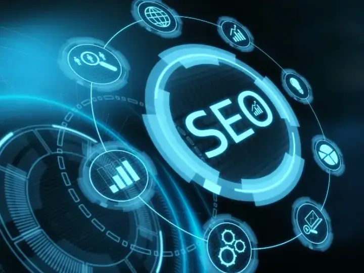 Người đàn ông cầm bóng đèn bên cạnh chữ SEO